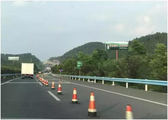 遵义机场高速茶广告，是捧腹大笑，还是该忧虑恐惧？