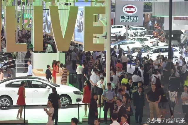 成都车展4S店员工喝鸡血打气，“野马卖肉”为了卖车真拼！