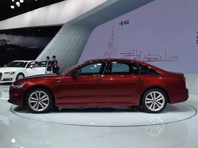 奥迪a6l3.0周年纪念款,奥迪a6l45tfsiquattro臻选动感