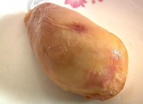 村民杀鸡时在鸡体内发现鸡宝,杀老母鸡发现肚里有疙瘩