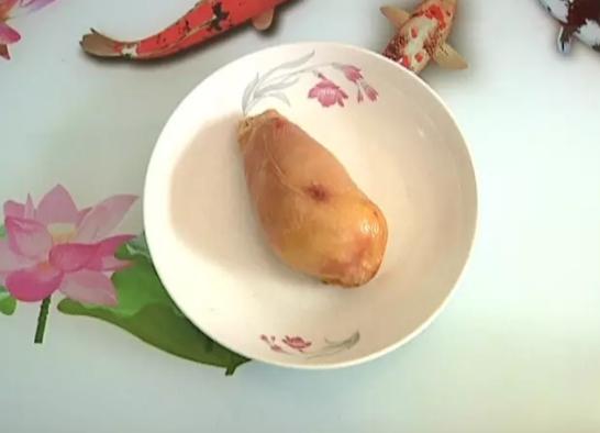 村民杀鸡时在鸡体内发现鸡宝,杀老母鸡发现肚里有疙瘩