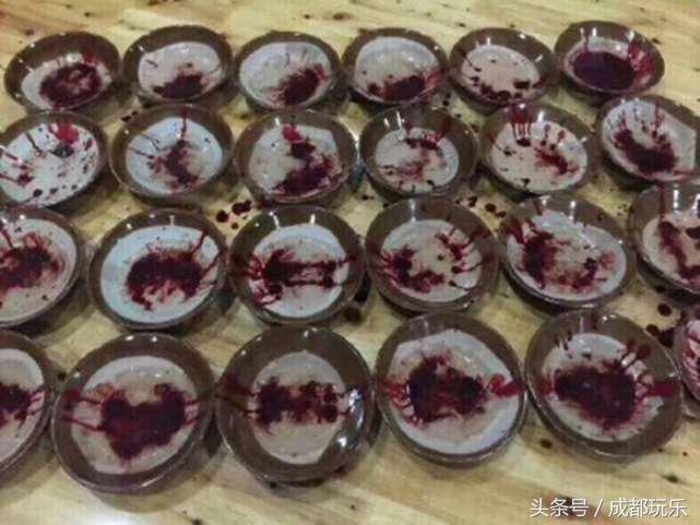 成都车展4S店员工喝鸡血打气，“野马卖肉”为了卖车真拼！