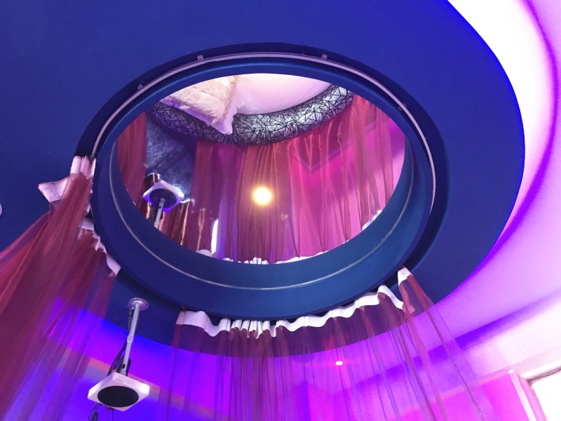 情趣主题酒店内原来是这样的，看得我脸都红了！