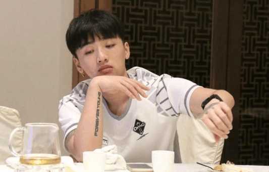 淘宝权：打职业的家里都很穷，但第一眼看冷少的穿着就不简单