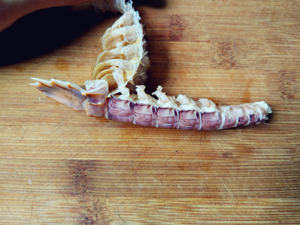 虾爬子怎么去壳,怎么剥皮皮虾的壳不扎手