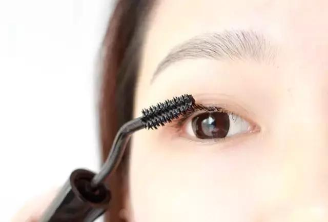 睫毛怎么刷又长又密又好看,怎样刷睫毛睫毛会变得更长
