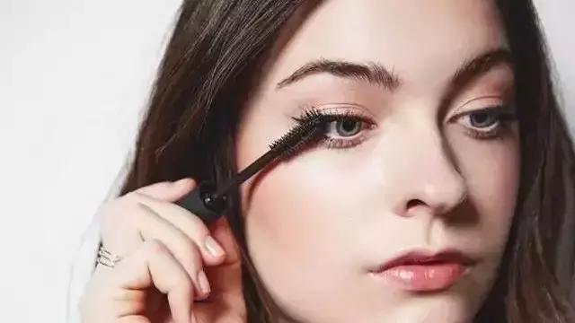 睫毛怎么刷又长又密又好看,怎样刷睫毛睫毛会变得更长