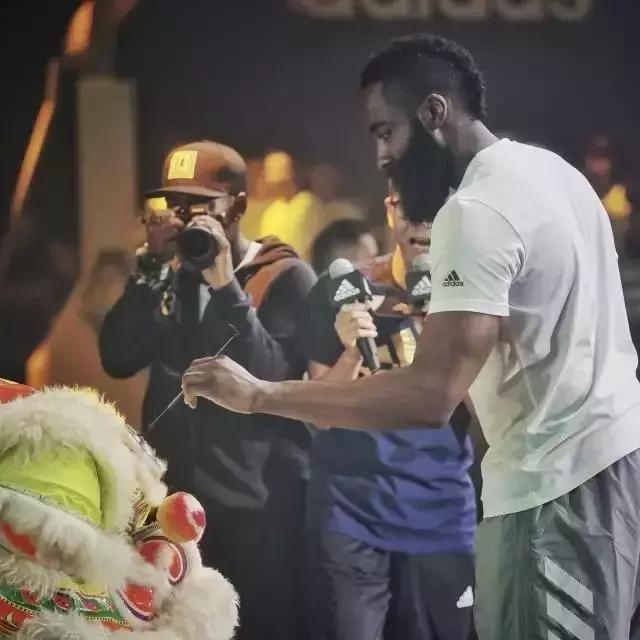 除了火拼、掰转盘和女主持的屁股，这次哈登中国行你可不能忘了它