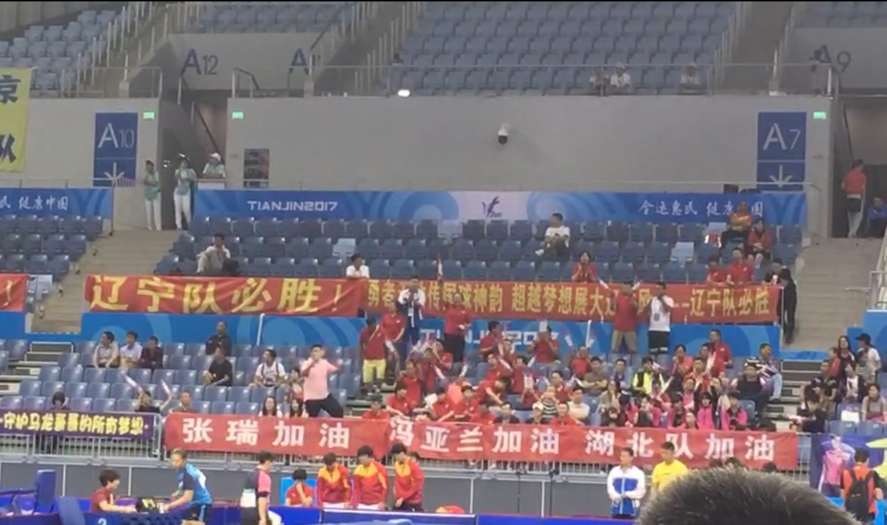 赛场出“代沟”迷妹怒指大叔乱打call大叔懵了：啥意思？