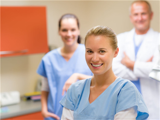 身上有小红痣不痛不痒是怎么回事,人到中年身上长小红痣是什么原因