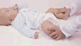 宝宝穿纸尿裤腿上有勒痕是小了吗,纸尿裤会导致o型腿吗