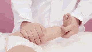 宝宝穿纸尿裤腿上有勒痕是小了吗,纸尿裤会导致o型腿吗