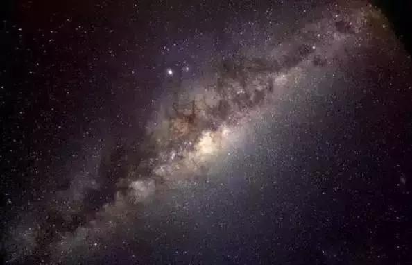 在宇宙的年历中，我们的存在连半秒钟都不到！