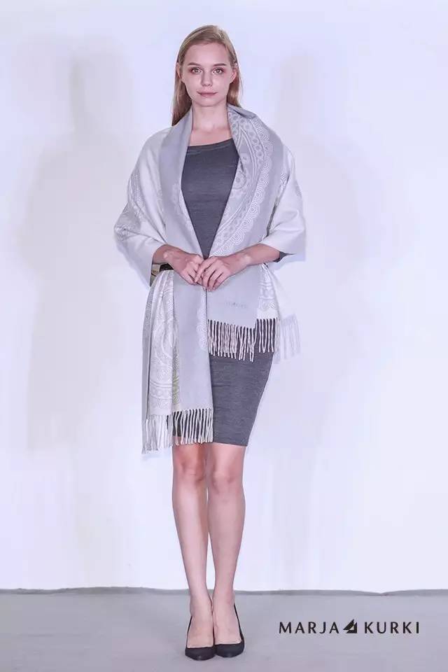 丝巾穿搭时装秀,时装秀展翅高飞丝巾