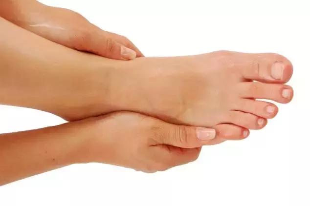 脚怕冷腿抽筋什么原因,脚抽筋预示三种病