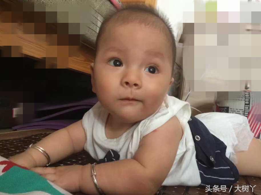 这个小师哥萌娃，年纪轻轻就有一大堆表情包了