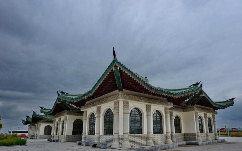 带着漂亮女友逛鄂尔多斯蒙古源流