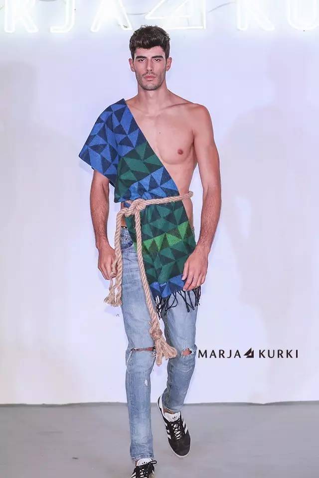 丝巾穿搭时装秀,时装秀展翅高飞丝巾