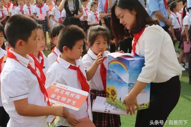 “特殊动车组”开进校园，历下区6万余学子喜迎开学！看到这些照片你心情会变好