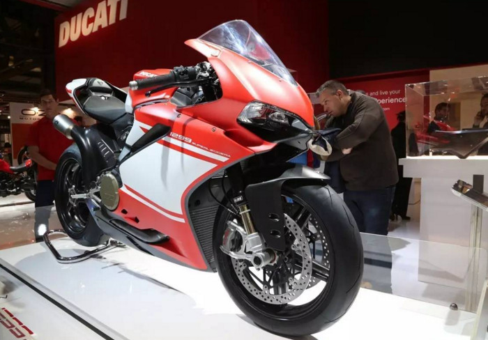 200匹的马力，极致轻量化车重，超跑遇到都不敢轻易轰油门*威示**