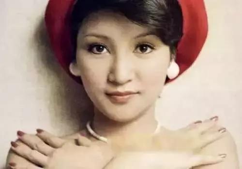 港姐70年：从豪门儿媳，到街边站台，背后是香港经济的大洗牌