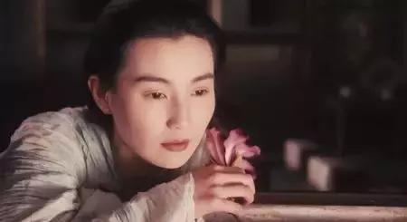 港姐70年：从豪门儿媳，到街边站台，背后是香港经济的大洗牌