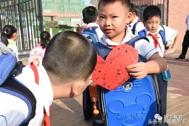 “特殊动车组”开进校园，历下区6万余学子喜迎开学！看到这些照片你心情会变好