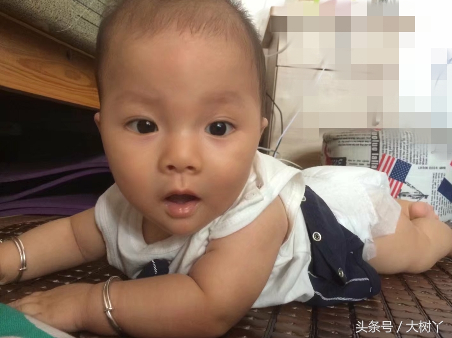 这个小师哥萌娃，年纪轻轻就有一大堆表情包了