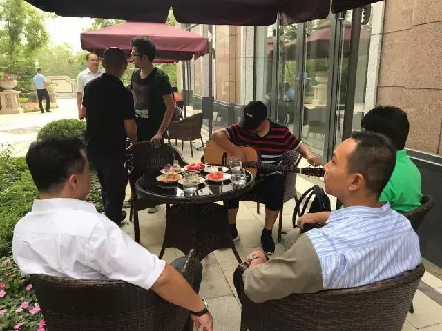 这个周末一边听董路唱歌，一边听佳爷杨洋侃房~