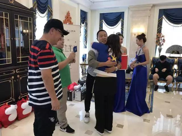 这个周末一边听董路唱歌，一边听佳爷杨洋侃房~