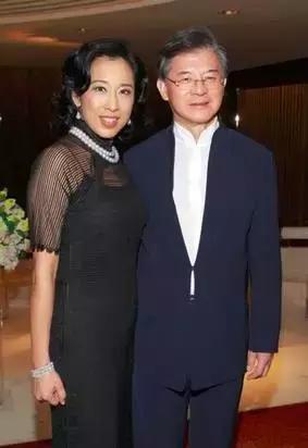 港姐70年：从豪门儿媳，到街边站台，背后是香港经济的大洗牌