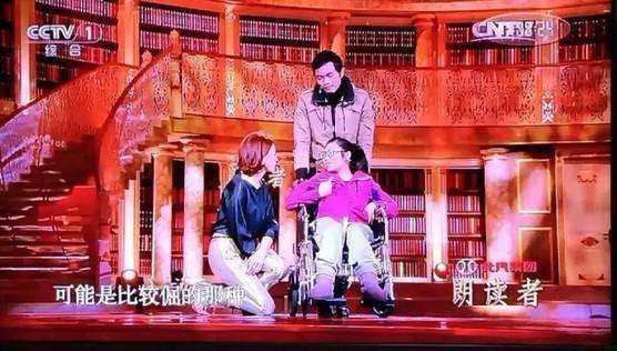 董卿一跪成名视频完整版,董卿跪下来听老人念诗视频