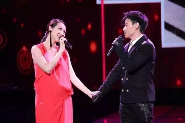 港姐70年：从豪门儿媳，到街边站台，背后是香港经济的大洗牌