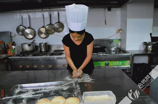 有颜值的披萨制作,合川女汉子