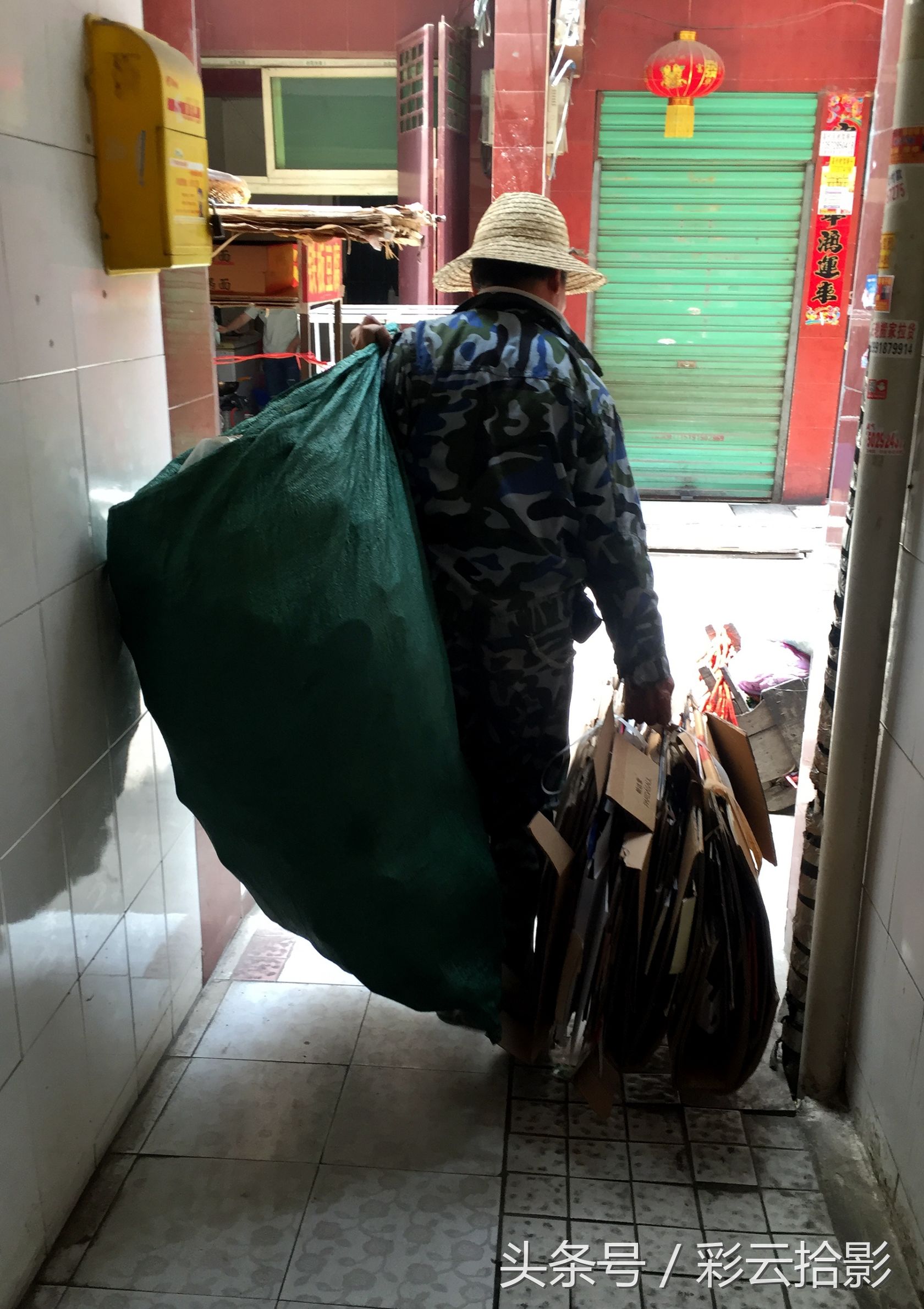 老人捡破烂一年攒了8000块钱后续,老人一年捡破烂赚了8000原视频