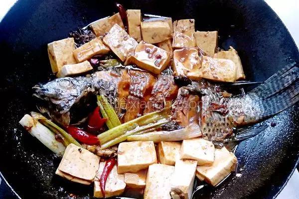 无水炖鱼的正确方法,炖鱼要用什么水最好吃窍门