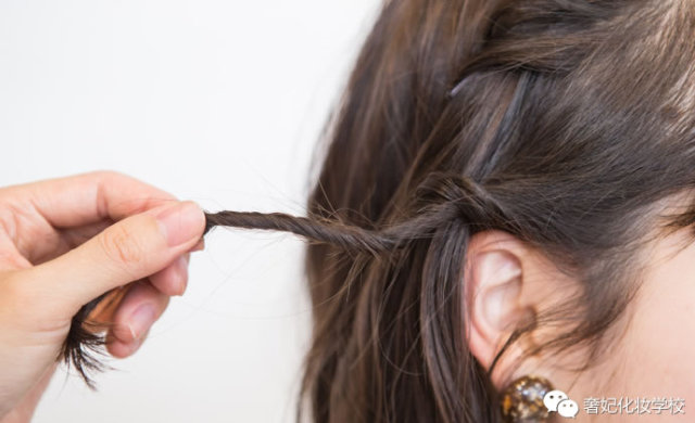 秋天适合戴帽子的编发教程中长发,适合秋天的新中式简单编发