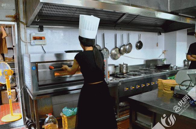 有颜值的披萨制作,合川女汉子