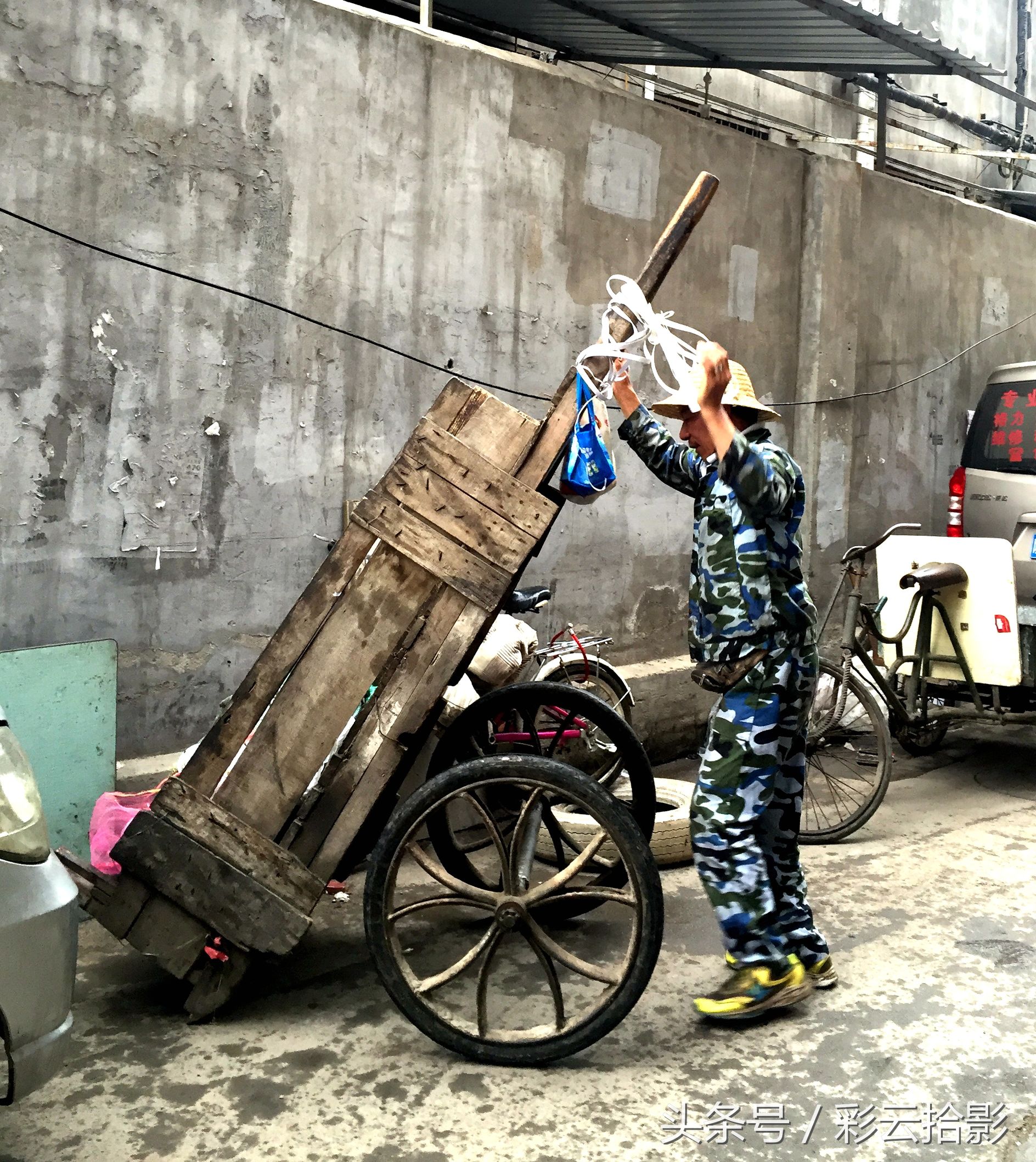 老人捡破烂一年攒了8000块钱后续,老人一年捡破烂赚了8000原视频