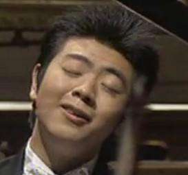 郎朗弹琴摇头晃脑,郎朗弹钢琴摇头晃脑视频