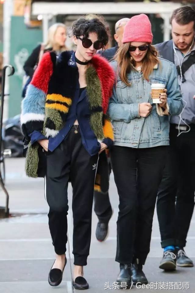 牛仔裤的搭配技巧让你穿出青春感,牛仔裤怎么搭配显得又高又好看