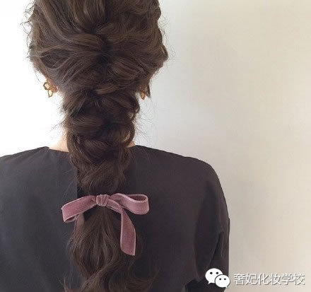 秋天适合戴帽子的编发教程中长发,适合秋天的新中式简单编发