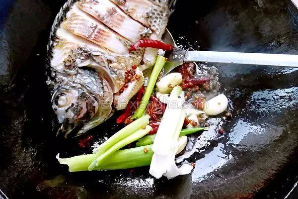 无水炖鱼的正确方法,炖鱼要用什么水最好吃窍门