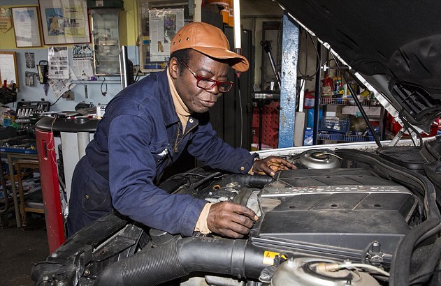 这个汽修工的真实身份是……｜英语每日学