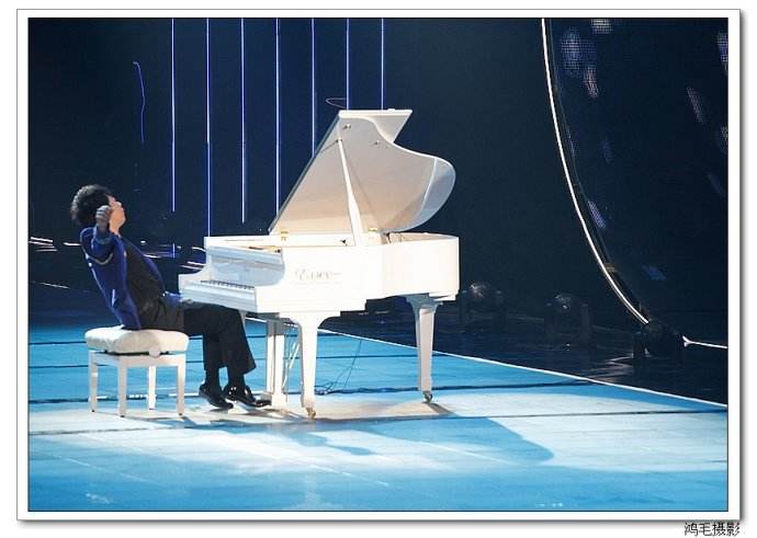 郎朗弹琴摇头晃脑,郎朗弹钢琴摇头晃脑视频