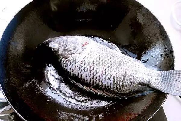 无水炖鱼的正确方法,炖鱼要用什么水最好吃窍门