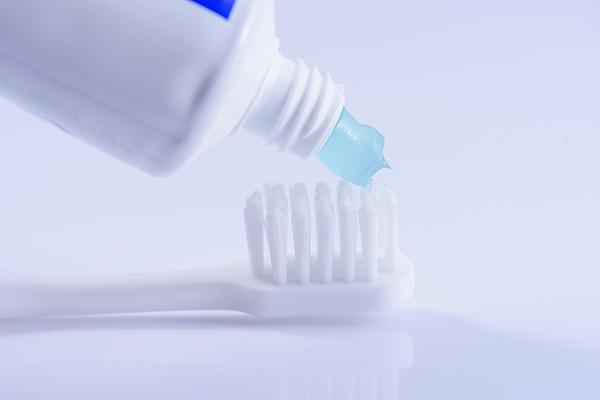 喉咙里经常咳嗽出结石怎么改善,嗓子痒是不是嗓子有结石