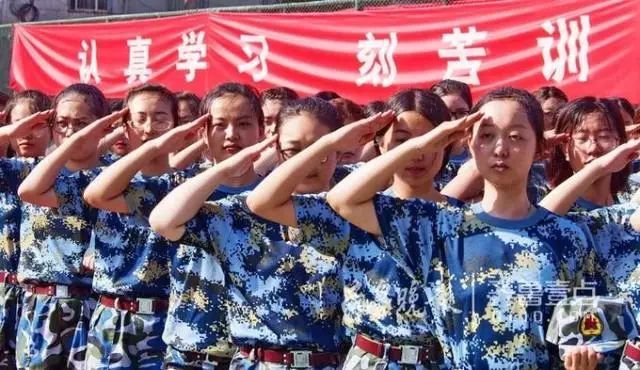 日头高高挂军训的姑娘晒黑啦