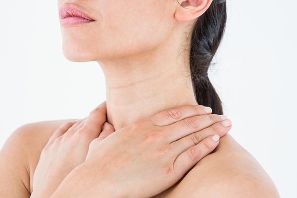 喉咙里经常咳嗽出结石怎么改善,嗓子痒是不是嗓子有结石