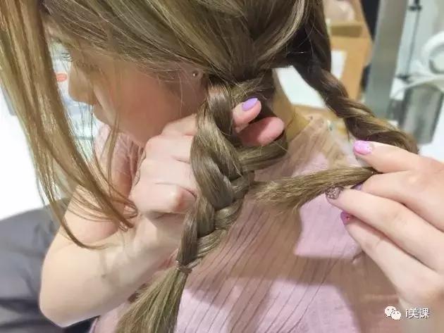 冰雪女王侧马尾编发教程从左到右,侧编发加后方鱼骨辫优雅盘发